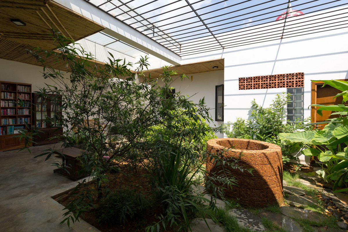 Ánh nắng ngập tràn mang đến không gian bình yên khó tả trong ngôi nhà 1 tầng. Nguồn ảnh: Hoang Le.