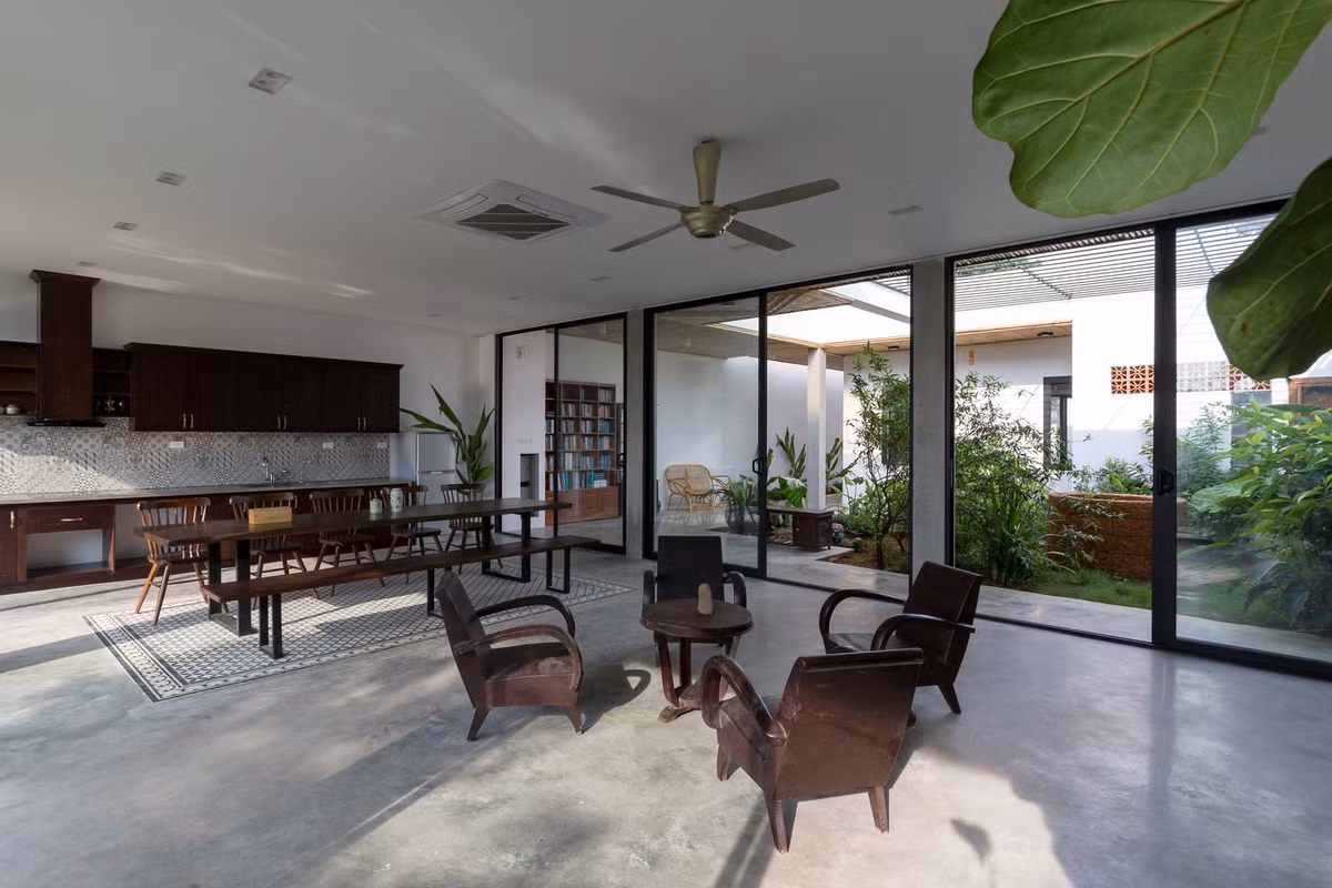 Khu vực bếp, bàn ăn bố trí liền đó.