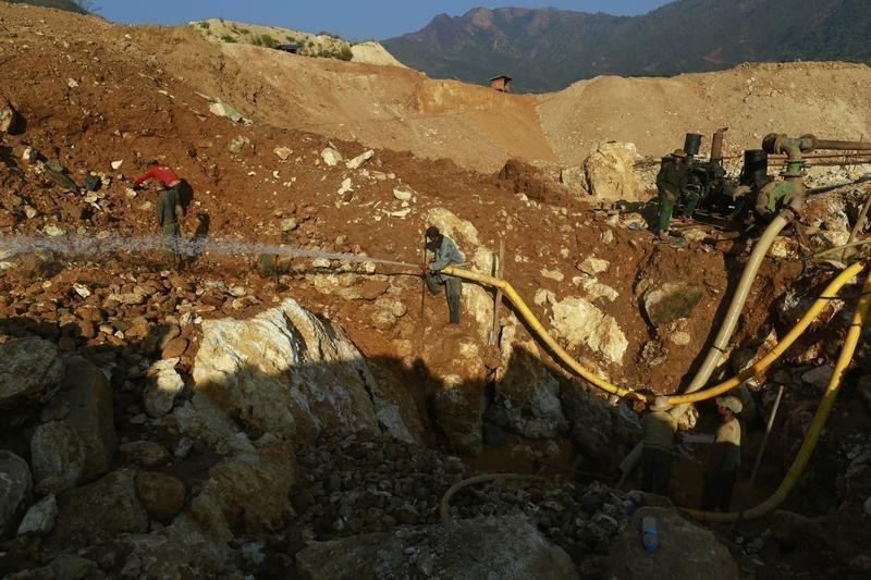 Thợ mỏ chủ yếu sử dụng máy khoan và thuốc nổ để phá vỡ đá tảng. Sau đó đưa chúng lên bằng ròng rọc. Ảnh: Getty Images.