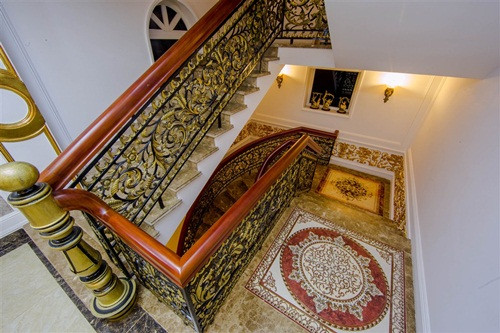 Toàn bộ nội thất trong nhà mang phong cách quý tộc châu Âu sang trọng, xa hoa. Ảnh: Vietnamnet.