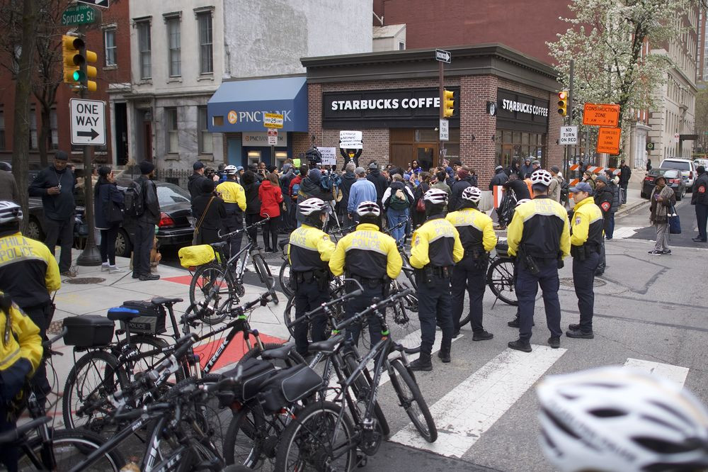 Vụ scandal khiến hàng chục người tụ tập, biểu tình trước cửa hàng Starbucks. Ảnh: Bloomberg.