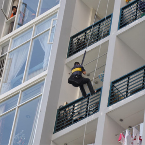 Tương tự, dây thoát hiểm cũng là thiết bị cần thiết cho dân chung cư. Tùy theo độ cao của nhà mình, bạn có thể lựa chọn các loại dây thoát hiểm với độ dài khác nhau lên tới trên 50m. Ảnh: Nhatquangtan.