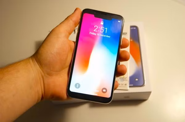 GooPhone X: Khi một chiếc iPhone mới của Apple ra mắt, công ty Trung Quốc GooPhone thường là hãng đầu tiên tung ra phiên bản “nhái” và kể cả siêu phẩm đắt giá iPhone X cũng không là ngoại lệ. Bản sao của GooPhone trông không hoàn toàn xấu. Tuy nhiên, với một thiết kế phức tạp và tinh tế như phiên bản mới nhất của Apple thì họ gần như không thể bắt chước một cách hoàn hảo được.