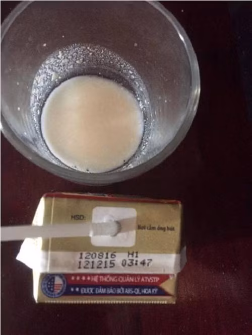 Dù hạn sử dụng của sản phẩm đến ngày 12/8/2016, nhưng sữa đã bị chua, vón cục, ngả vàng. Ảnh: Congluan.