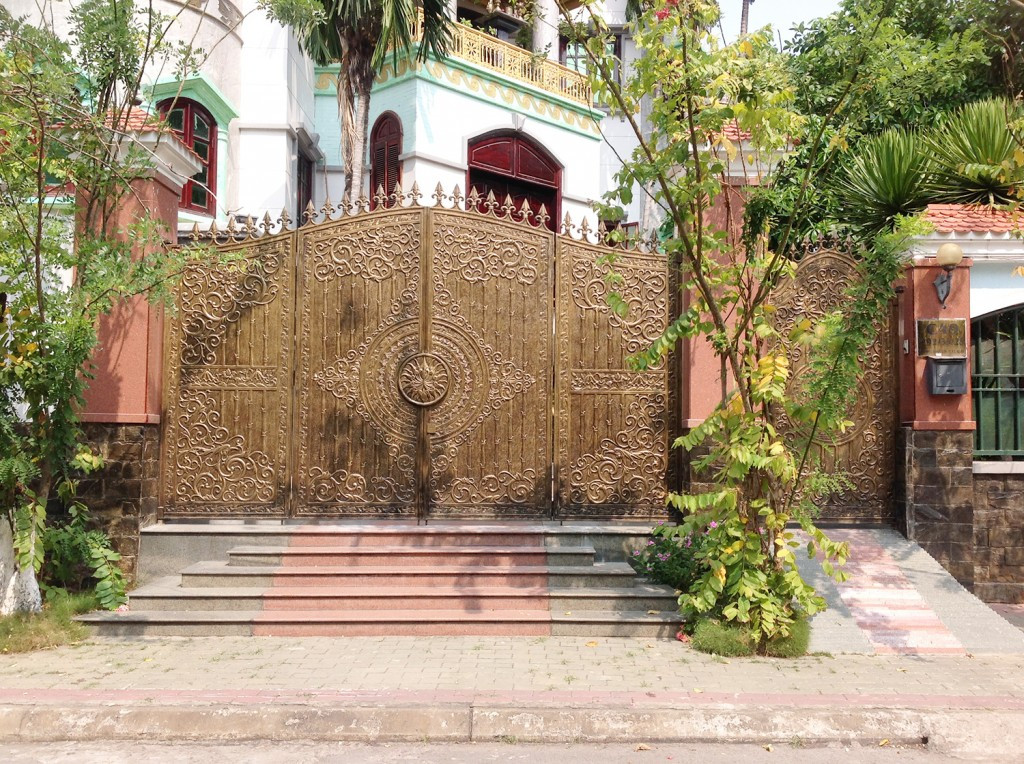 Cổng nhà được đúc bằng hợp kim nhôm nguyên khối tạo sự chắc chắn, bền vững. Ảnh: Cuaong.