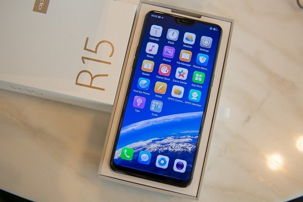 Theo mặc định, một hệ thống chuyển hướng cử chỉ được kích hoạt theo phong cách của iPhone X và Xiaomi Mi MIX 2 (được lấy cảm hứng từ Apple và cập nhật cho phù hợp). Bạn có thể tắt chức năng này và sử dụng thanh điều hướng cổ điển và quen thuộc với các nút Home, Back và Recent.