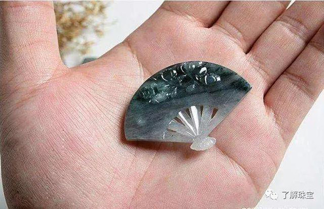 Ngọc bích hình quạt nhỏ nhắn và tinh tế, mang lại may mắn trong công việc cũng như cuộc sống.