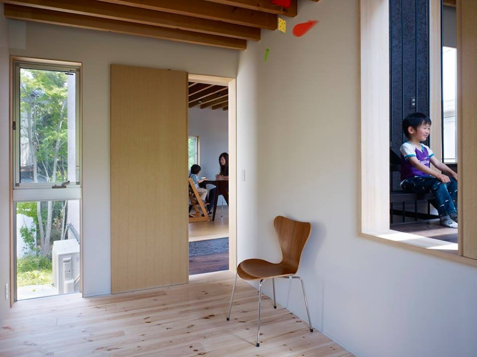 Ngôi nhà 2 tầng có nhiều không gian vui chơi cho trẻ em.