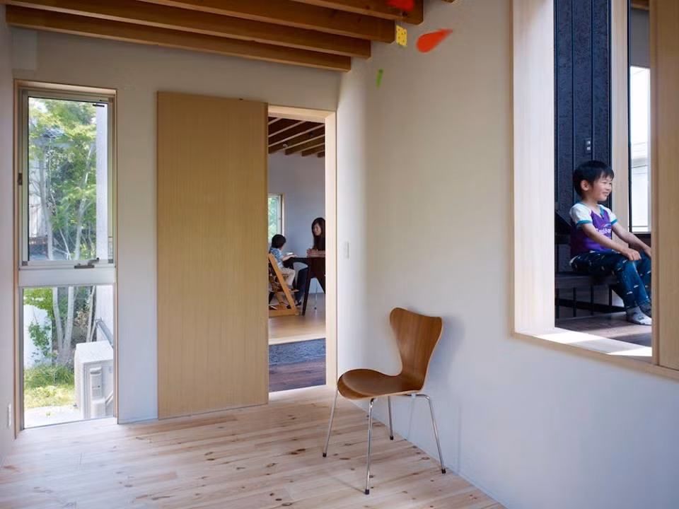 Ngôi nhà 2 tầng có nhiều không gian vui chơi cho trẻ em.