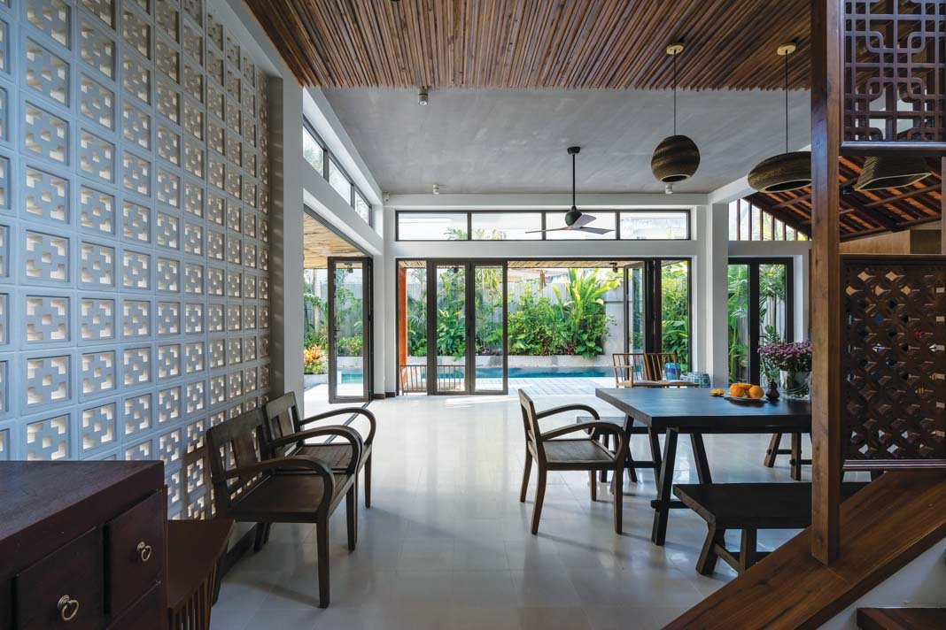 Khu vực ăn uống thiết kế mở tràn ngập ánh sáng.