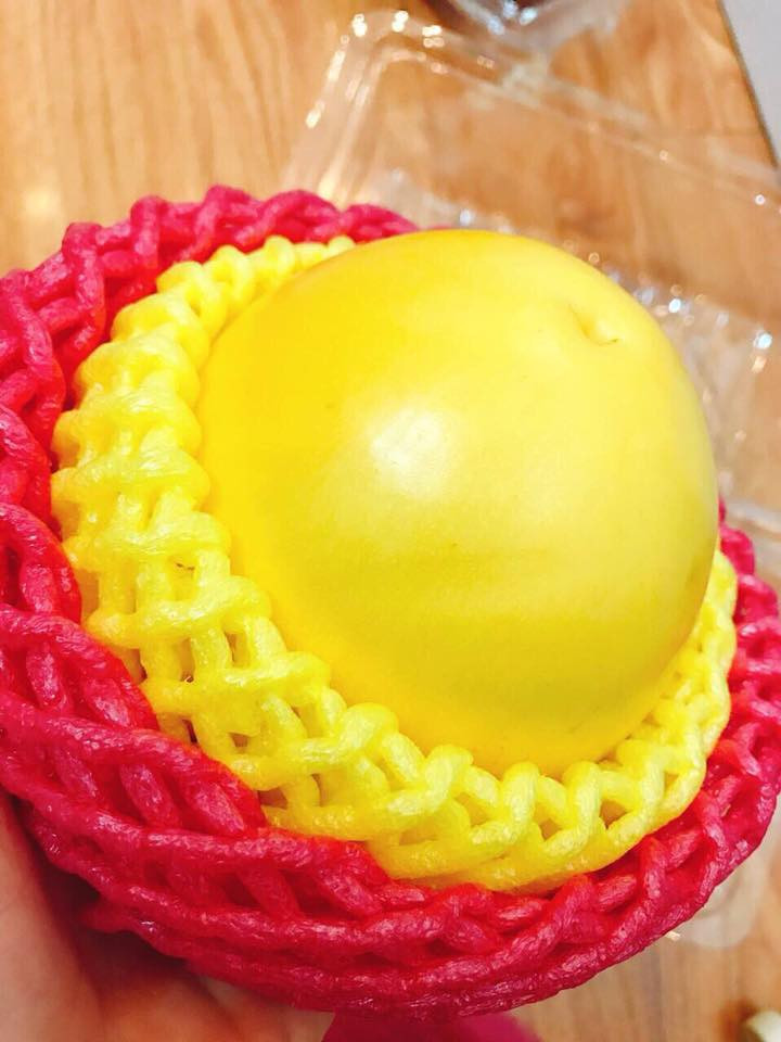 Tuy nhiên, khi về Việt Nam, vú sữa vàng ươm của Đài Loan được bán từ 300.000 - 350.000 đồng/kg. Ảnh: FB Trang Hoang.