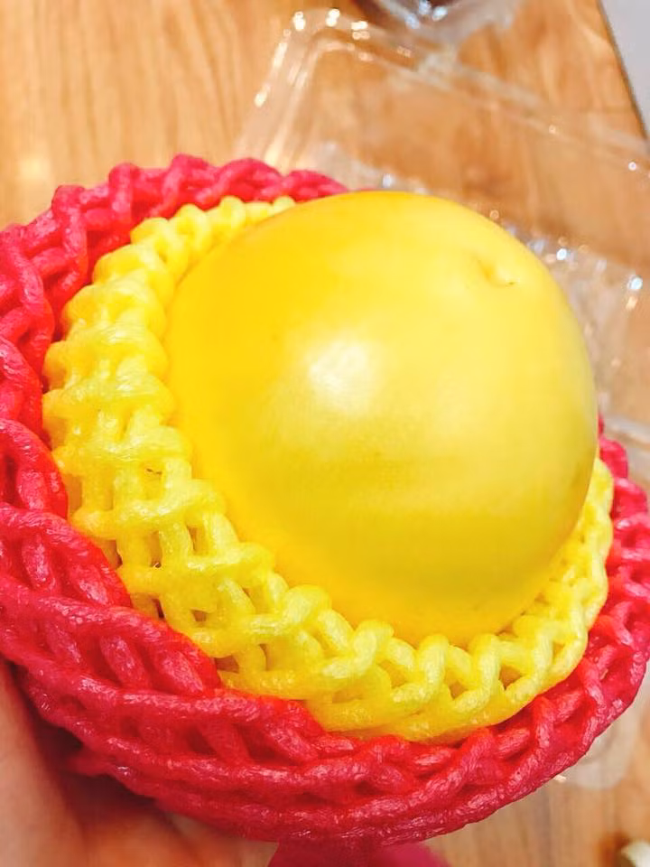 Tuy nhiên, khi về Việt Nam, vú sữa vàng ươm của Đài Loan được bán từ 300.000 - 350.000 đồng/kg. Ảnh: FB Trang Hoang.