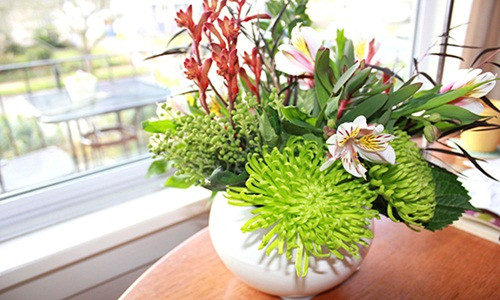 Hãy bắt đầu trang trí nhà cho ngày 8/3 bằng một bình hoa tươi ngay tại phòng khách. Ảnh: Thegioidienanh.