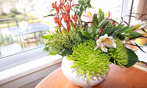 Hãy bắt đầu trang trí nhà cho ngày 8/3 bằng một bình hoa tươi ngay tại phòng khách. Ảnh: Thegioidienanh.