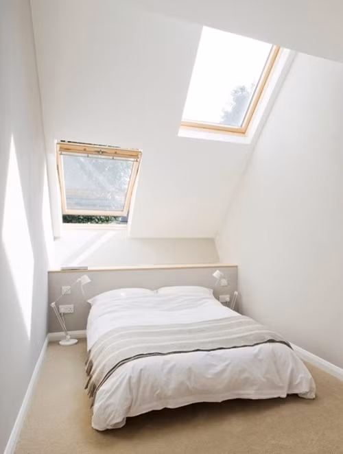 Phòng ngủ nhỏ thoáng sáng đến không ngờ.