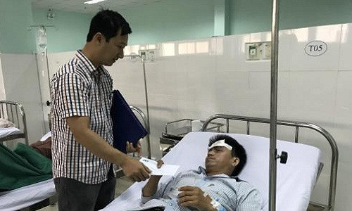 Đại diện Ban an toàn giao thông tỉnh Kon tum thăm hỏi nạn nhân vụ tai nạn. Ảnh: Cao Nguyên/TTXVN