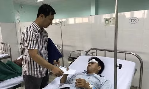 Đại diện Ban an toàn giao thông tỉnh Kon tum thăm hỏi nạn nhân vụ tai nạn. Ảnh: Cao Nguyên/TTXVN