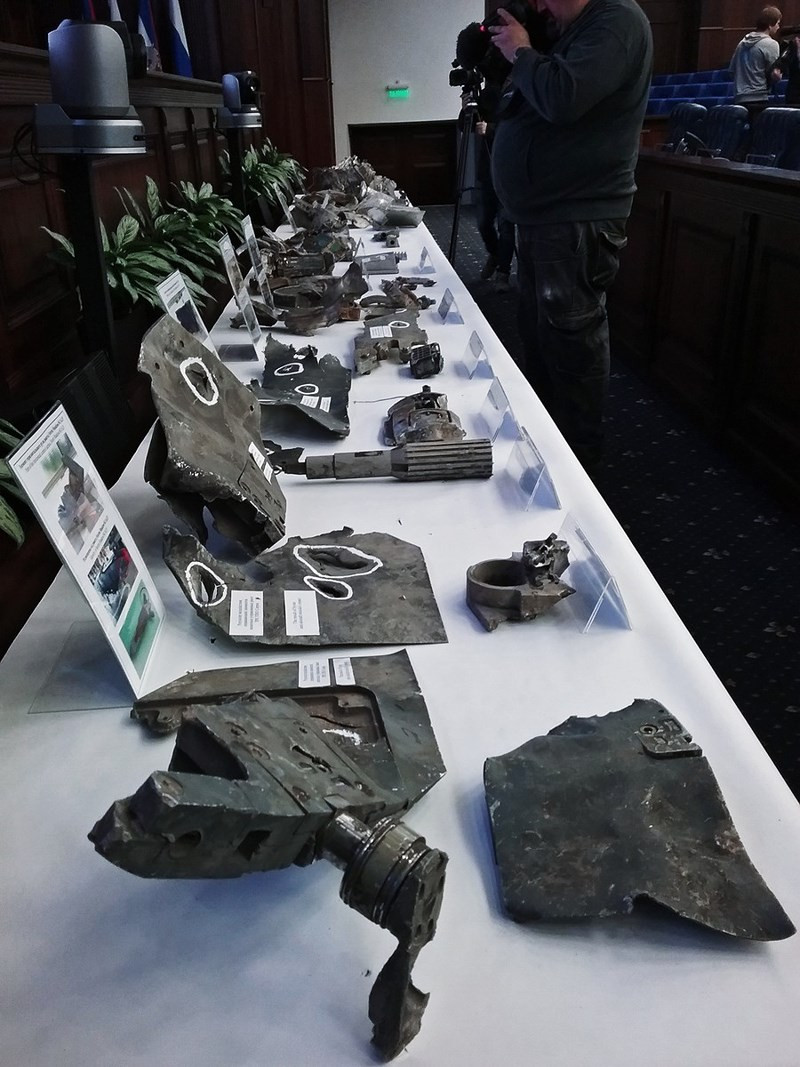 Các mảnh vỡ tên lửa được Bộ Quốc phòng Nga trưng bày hôm 25/4.