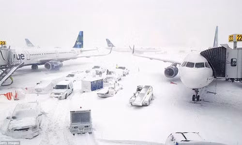 Hình ảnh bão tuyết được ghi lại tại sân bay quốc tế John F. Kennedy.