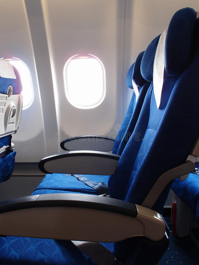 Các hãng hàng không thích chọn ghế màu xanh là do bụi bẩn. Vết bẩn, xước thường bị hòa lẫn trong màu xanh khiến hành khách khó nhận ra. Ảnh: Dreamstime.