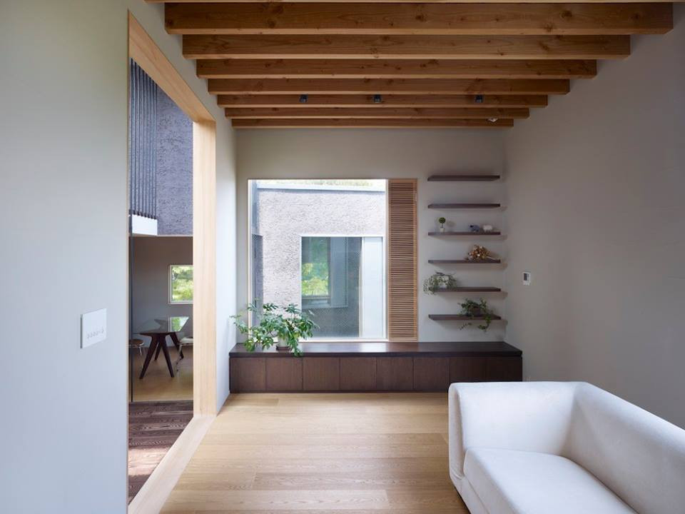 Nhờ thiết kế nhiều cửa sổ, góc nào trong nhà cũng tràn ngập ánh sáng.