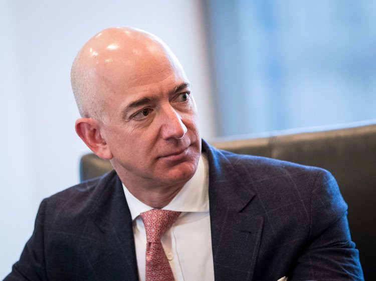 Nhà đầu tư Jeff Bezos lập một cửa hàng sách trực tuyến mang tên Amazon.com năm 1993. Sáu năm sau, Jeff Bezos vươn lên danh sách tỷ phú của Forbes với tài sản trị giá 10 tỷ USD. Ảnh: Getty Image.