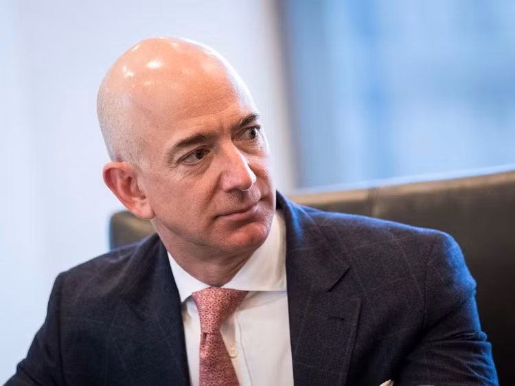 Nhà đầu tư Jeff Bezos lập một cửa hàng sách trực tuyến mang tên Amazon.com năm 1993. Sáu năm sau, Jeff Bezos vươn lên danh sách tỷ phú của Forbes với tài sản trị giá 10 tỷ USD. Ảnh: Getty Image.