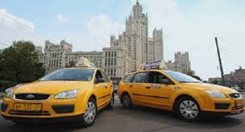 Năm 2017, sau 3 năm chật vật tìm cách tồn tại ở Nga, hãng taxi công nghệ Uber phải bắt tay với đối thủ Yandex để tiếp tục hoạt động. Trong thương vụ này, Uber phải bỏ ra hơn 225 triệu USD cho thương vụ này và đổi lại 1/3 cổ phần trong công ty. Ảnh: Sputnik International.
