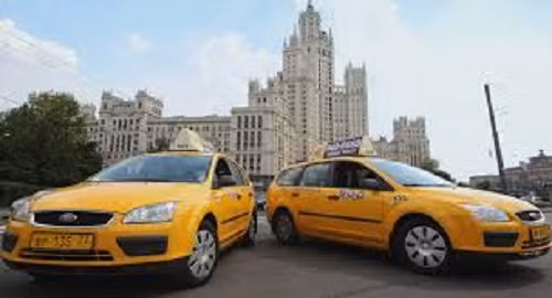 Năm 2017, sau 3 năm chật vật tìm cách tồn tại ở Nga, hãng taxi công nghệ Uber phải bắt tay với đối thủ Yandex để tiếp tục hoạt động. Trong thương vụ này, Uber phải bỏ ra hơn 225 triệu USD cho thương vụ này và đổi lại 1/3 cổ phần trong công ty. Ảnh: Sputnik International.