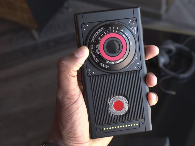 Như bức ảnh nguyên mẫu từng lộ diện thì RED Hydrogen One tỏ ra là chiếc smartphone có thiết kế rất “bận rộn” hơn bất kỳ điện thoại nào khác do có nhiều nút, chi tiết trên điện thoại.