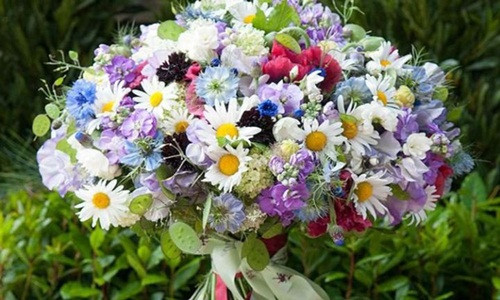 Một sự kết hợp hoàn hảo của hoa cúc, hoa anh túc và hoa đậu thơm với mức giá 2,5 triệu đồng. Ảnh: Telegraph.