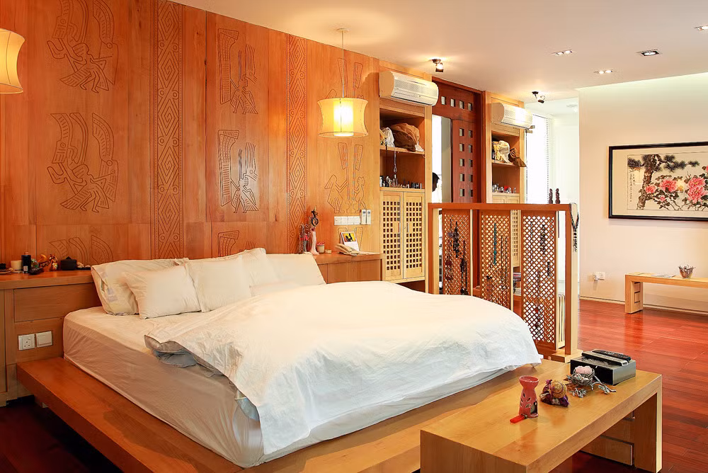 Phòng ngủ ấm áp được trang trí đầy tính nghệ thuật.