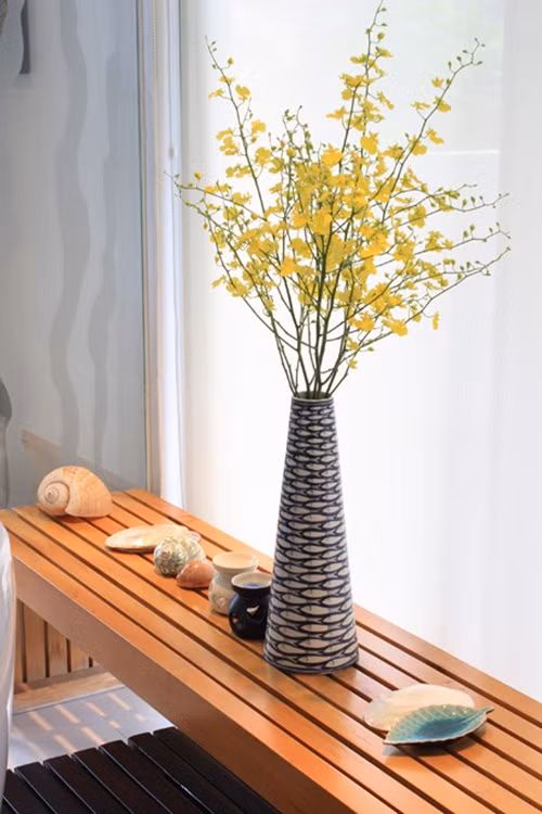 Không gian sống biệt thự 3 tầng gợi cảm giác yên bình, mộc mạc nhưng không kém phần sang trọng. Nguồn ảnh: Tropical Space.