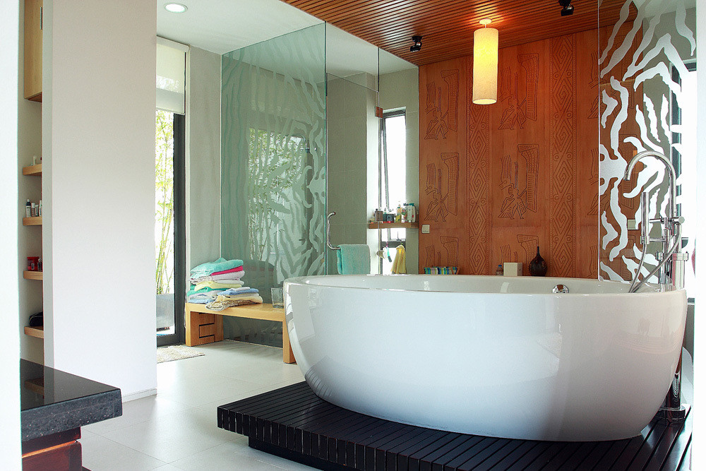 Bồn tắm thiết kế trong không gian mở ngập tràn ánh sáng tự nhiên.