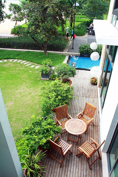 Bên ngoài biệt thự vườn là bàn ghế ngoài trời, hồ bơi sang chảnh.