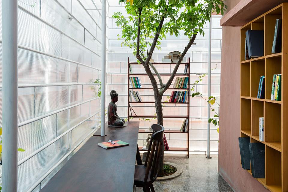 Góc làm việc chan hòa ánh sáng.