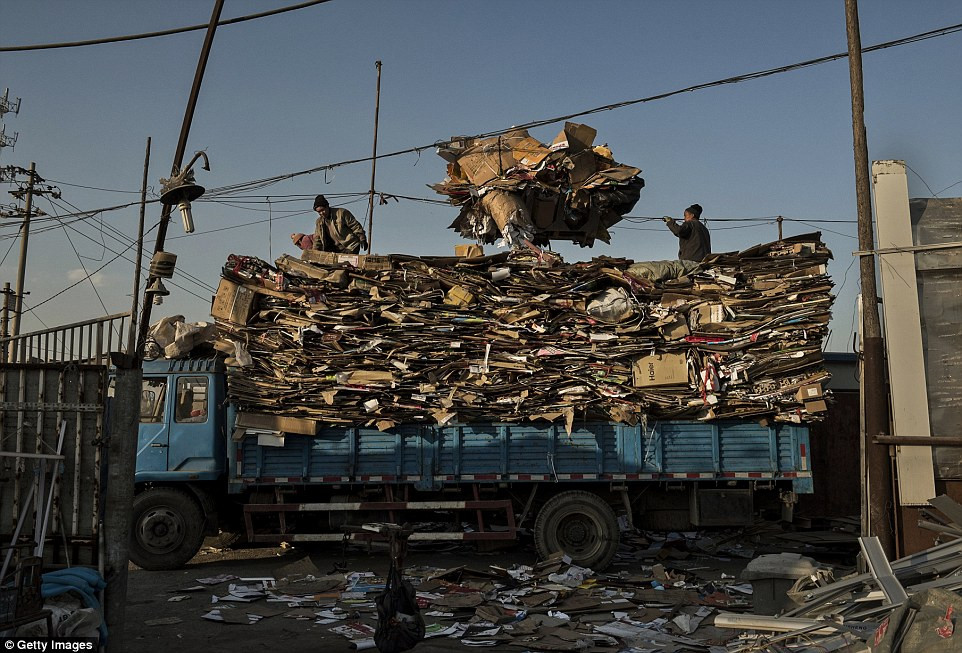 Vừa qua, Trung Quốc bất ngờ đưa ra quyết định cấm nhập khẩu 24 loại phế liệu bắt đầu từ năm 2018 khiến nhiều nước trên thế giới lúng túng. Ảnh: Getty Image.