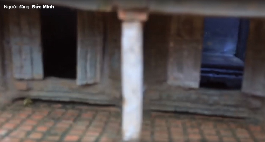 Cửa gỗ, cột nhà đặc trưng của kiến trúc nhà cổ.