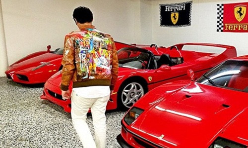 Dạo phố chơi Tết bằng hàng loạt chiếc Ferrari đắt tiền.