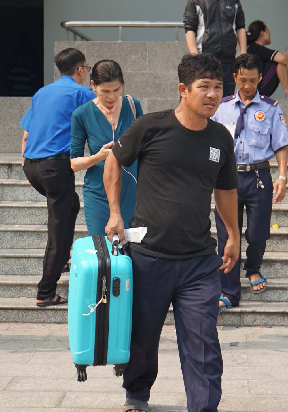 Quá lo sợ sau vụ cháy, hầu hết các hộ dân khuân hành lý rời chung cư ngay chiều nay