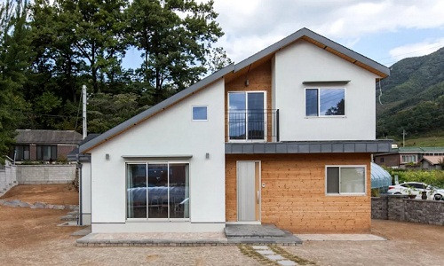 Ngôi nhà nhỏ 2 tầng xây trên diện tích 35m2 này là công trình thiết kế của nhóm Woodsun tại Hàn Quốc. Mặt tiền ngôi nhà thu hút người nhìn bởi thiết kế mái nghiêng độc đáo cùng sự kết hợp của nhiều yếu tố như gỗ, bê tông và kính.