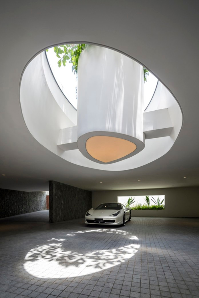 Gara để xe được trang trí bằng lớp vật liệu bằng đá khiến người vào có cảm giác như lạc trong hang động.