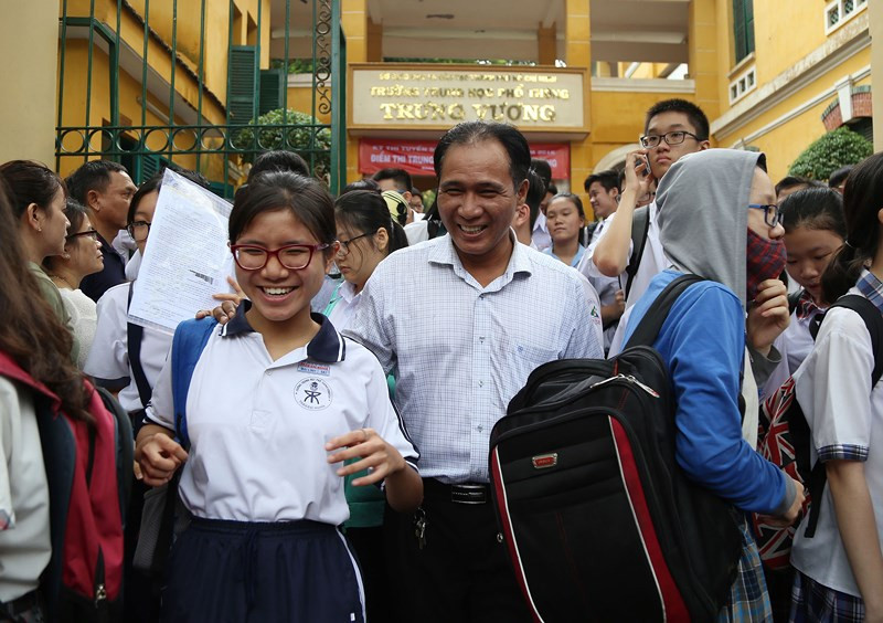 Đúng 10 giờ, môn thi đầu tiên kết thúc. Một học sinh tươi cười khoe với bố làm bài rất tốt tại điểm thi THPT Trưng Vương, quận 1.
