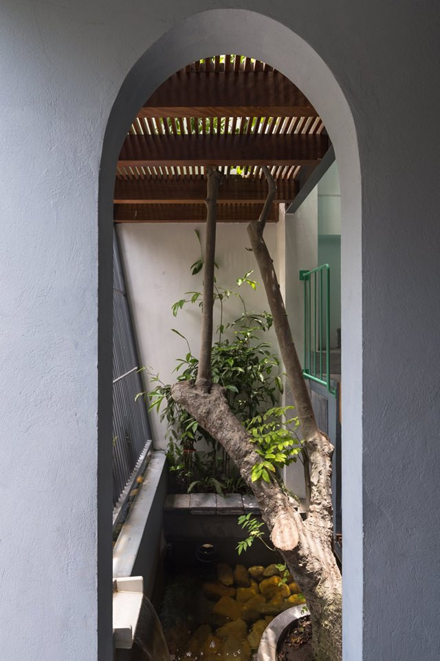 Dù diện tích hạn chế, kiến trúc sư vẫn khéo léo dành một khoảng thông tầng nhỏ bên trong.