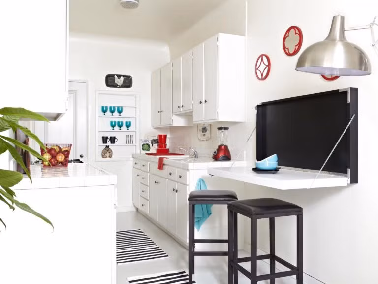 Nhà bếp với thiết kế bàn treo hiện đại. Chỉ cần đóng bàn sát vào một bên tường là có ngay một không gian thưởng thức bữa ăn tiện nghi. Ảnh: Internet.