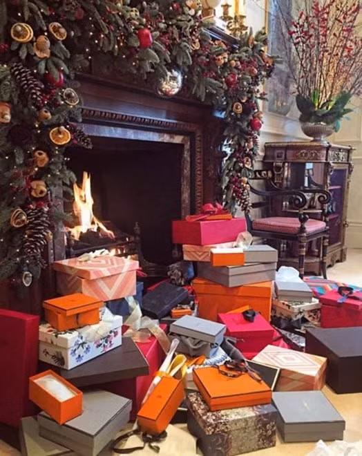 Họ không quên khoe hàng loạt món quà đắt tiền.