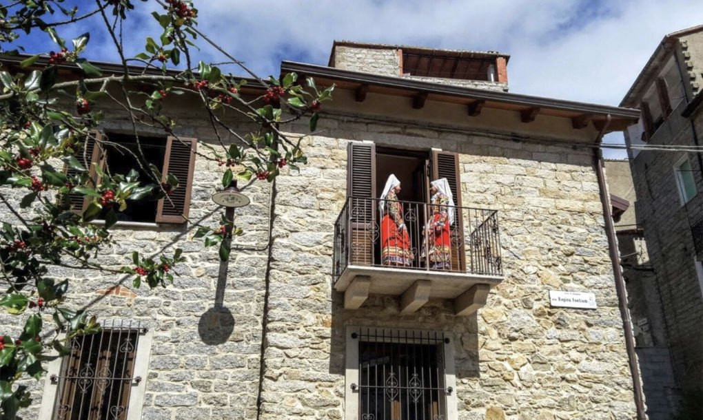 Kế hoạch rao bán nhà này nhằm thu hút dân cư đến với thị trấn Ollolai. Ảnh: Inhabitant.