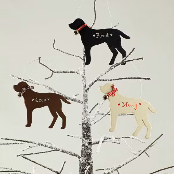 Đồ trang trí được làm bằng gỗ, phủ sơn nhiều màu ấn tượng. Ảnh: Phunuvietnam.