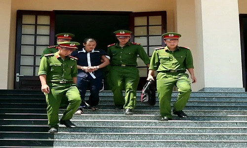 Bị cáo Đặng đang được dẫn giải