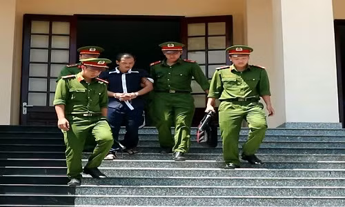 Bị cáo Đặng đang được dẫn giải